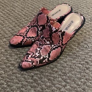 Justfab women’s pink snakeskin heel size 8